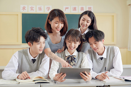 学生使用平板电脑学习